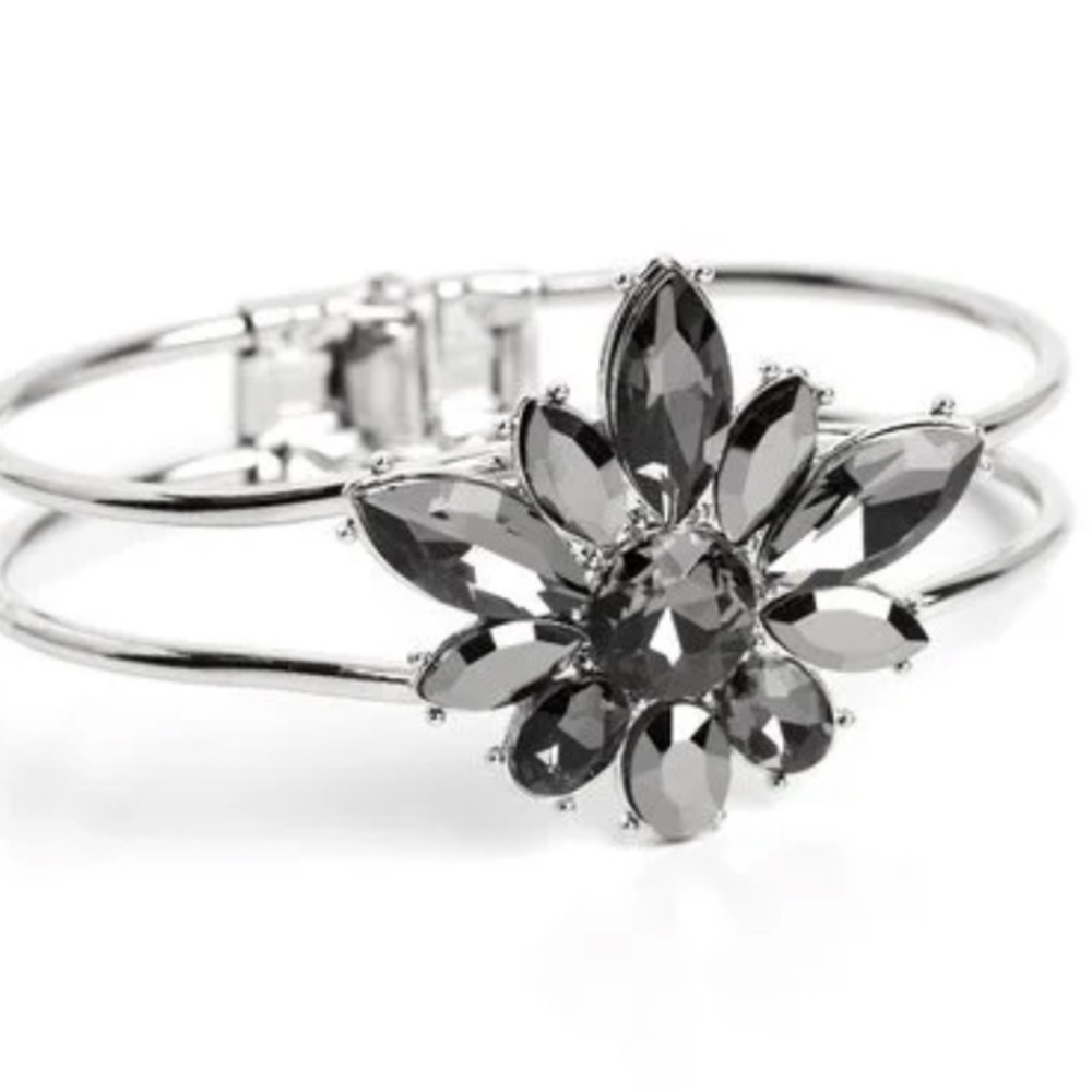 🩶🤍🩶 “CHIC CORSAGE” SILVER HINGED BRACELET ~ PAPARAZZI❗️ 🩶🤍🩶